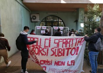 Oggi, 25 novembre, studentesse e studenti universitari hanno occupato nuovamente la mensa di Via Trentino, dopo aver interrotto il servizio nel turno pranzo