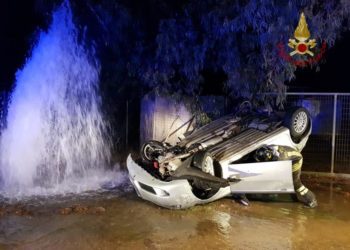 Assemini: auto sbatte contro un idrante e si ribalta, sul posto i vigili del fuoco