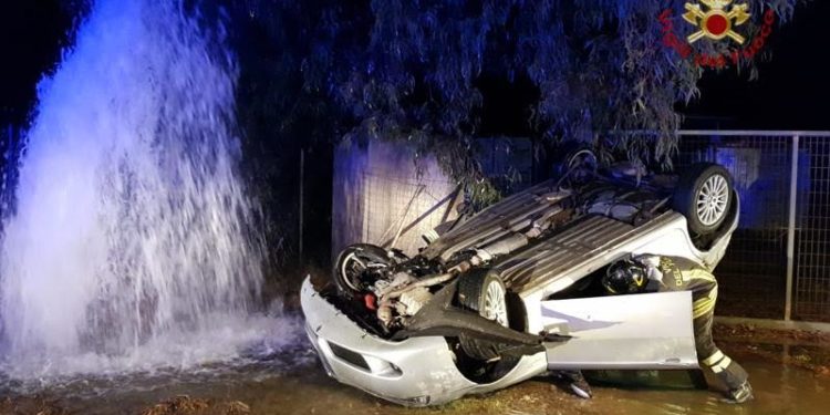 Assemini: auto sbatte contro un idrante e si ribalta, sul posto i vigili del fuoco
