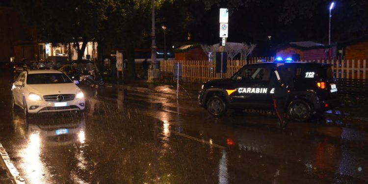 Un 73enne, a Monastir, con la propria auto va a sbattere contro la segnaletica di una rotatoria, i carabinieri gli ritirano la patente e sequestrano l’auto