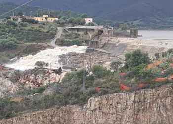 La diga di Maccheronis al massimo. Consorzio di Bonifica della Sardegna Centrale: «Ha iniziato a tracimare»