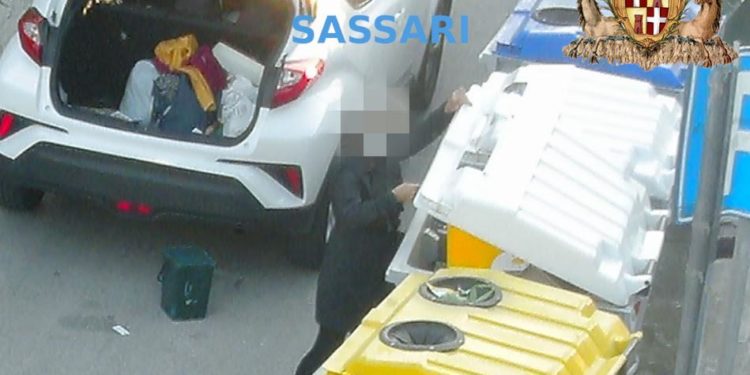 Sassari: buttano l’immondizia nei cassonetti di strada, 33 persone scovate dalle fototrappole
