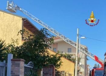 Assemini: principio d’incendio di un sottotetto, sul posto i vigili del fuoco
