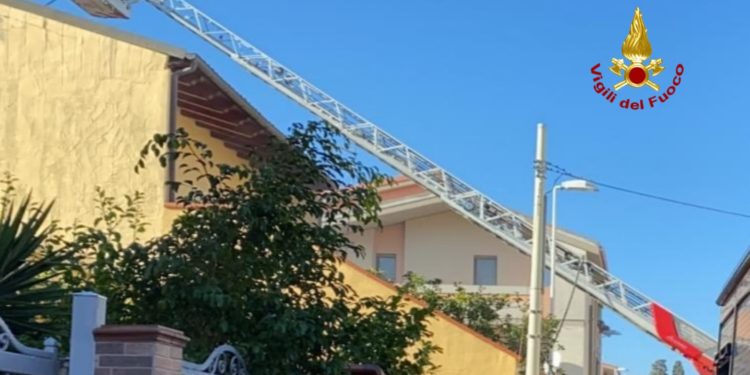 Assemini: principio d’incendio di un sottotetto, sul posto i vigili del fuoco