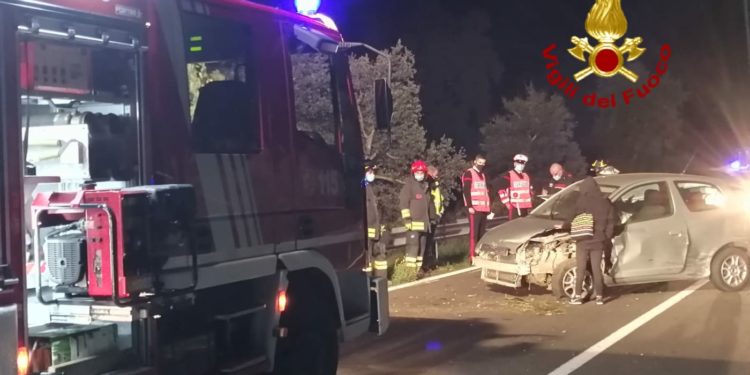 Incidente stradale sulla Nuoro-Macomer, un’auto finisce sul guardrail