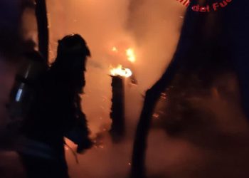 Posada: a fuoco un chiosco bar a San Giovanni, sul posto i vigili del fuoco