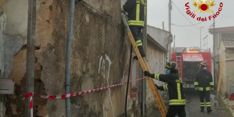 Terralba: incendio in un’abitazione, sul posto i vigili del fuoco. Deceduta una persona