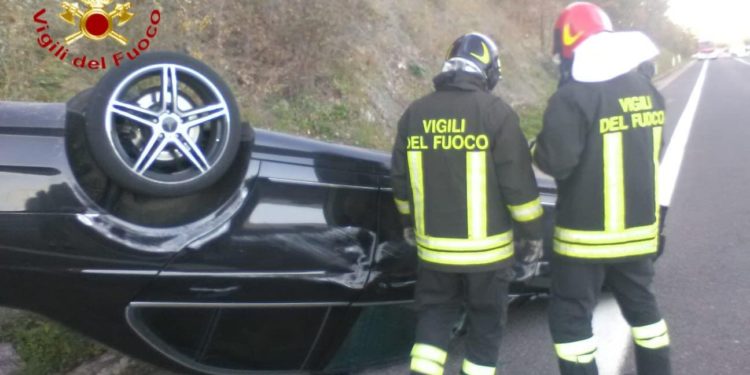 Incidente stradale sulla 389, sul posto i vigili del fuoco