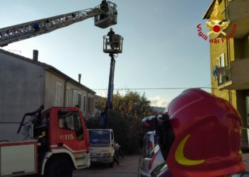 Tempio Pausania: due operai rimasti bloccati su una piattaforma, sul posto i vigili del fuoco