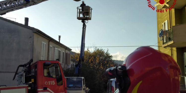 Tempio Pausania: due operai rimasti bloccati su una piattaforma, sul posto i vigili del fuoco