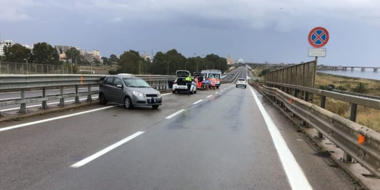 Cagliari: incidente sulla 195 in direzione Pula, una persona in ospedale