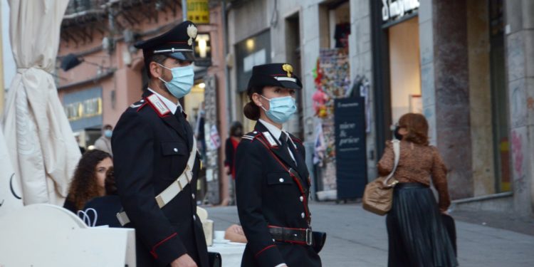 I carabinieri della sezione radiomobile di Cagliari hanno denunciato due giovanissime per furto aggravato nel Centro OVS di via Dante, a Cagliari