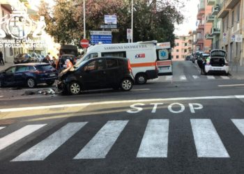 Cagliari: scontro tra due macchine, ci sono feriti