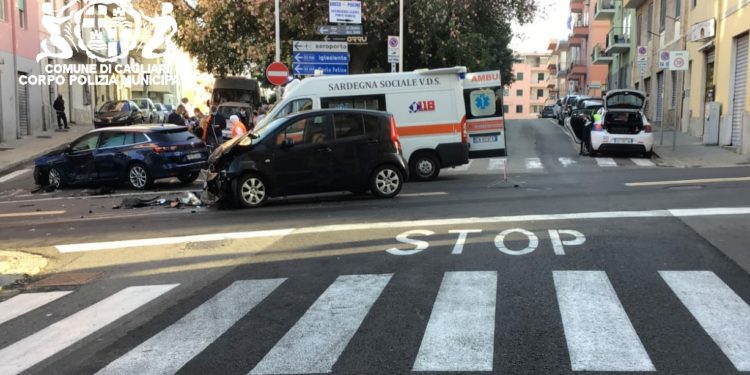 Cagliari: scontro tra due macchine, ci sono feriti