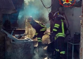 Bari Sardo: a fuoco un locale rurale, sul posto i vigili del fuoco