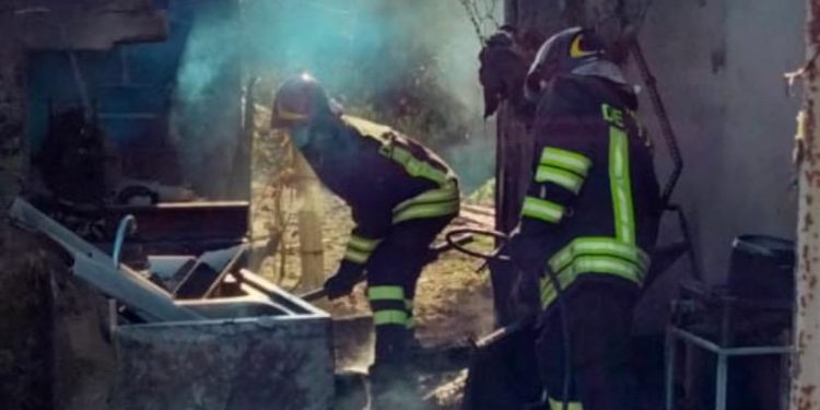 Bari Sardo: a fuoco un locale rurale, sul posto i vigili del fuoco