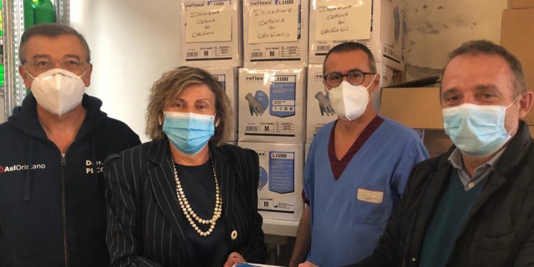 Dal comune di Oristano 692 confezioni di guanti per l’ospedale San Martino 