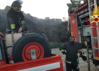 Santa Teresa di Gallura: vegetazione in fiamme a Porto Quadro, sul posto i vigili del fuoco