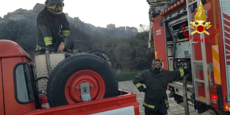 Santa Teresa di Gallura: vegetazione in fiamme a Porto Quadro, sul posto i vigili del fuoco