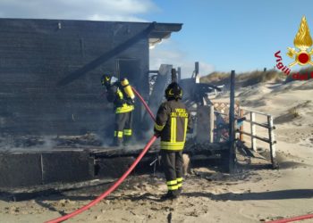 Sassari: a fuoco un chiosco a Platamona, sul posto i vigili del fuoco