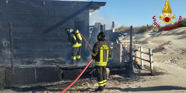Sassari: a fuoco un chiosco a Platamona, sul posto i vigili del fuoco
