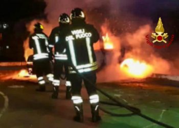 Pirri: in fiamme un’auto, intervengono i vigili del fuoco