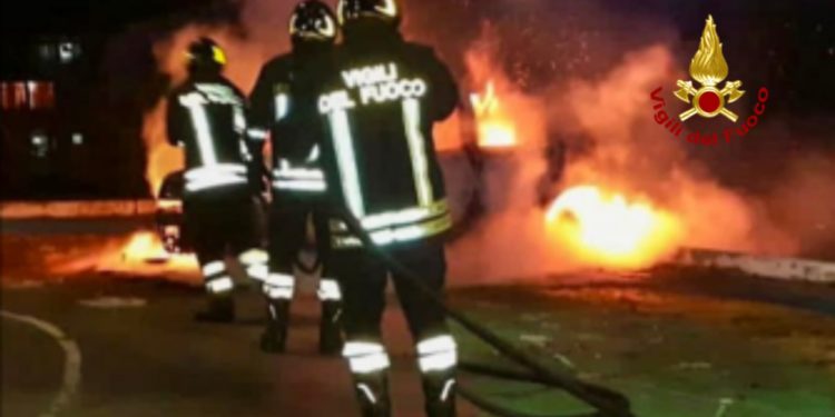 Pirri: in fiamme un’auto, intervengono i vigili del fuoco