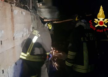 La Maddalena: incendio all’esterno di un supermarket, sul posto i vigili del fuoco