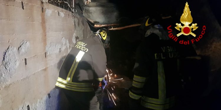 La Maddalena: incendio all’esterno di un supermarket, sul posto i vigili del fuoco