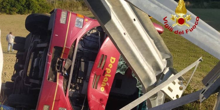 Incidente sulla SS 197, un pullman con una decina di persone a bordo è uscito di strada, cinque feriti