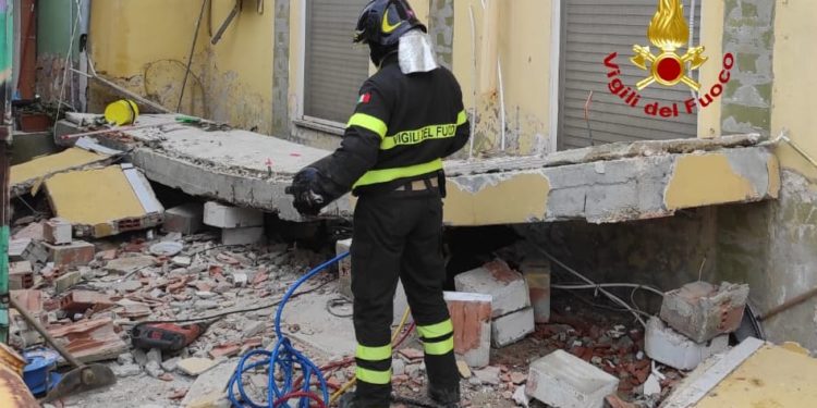 Tragedia a Pirri: crolla un balcone, morta una persona