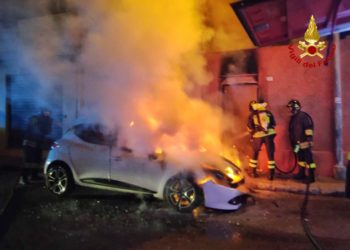 Incendio di un’auto parcheggiata in via San Francesco, a Quartu. Sul posto i vigili del fuoco e gli uomini della Scientifica della Questura