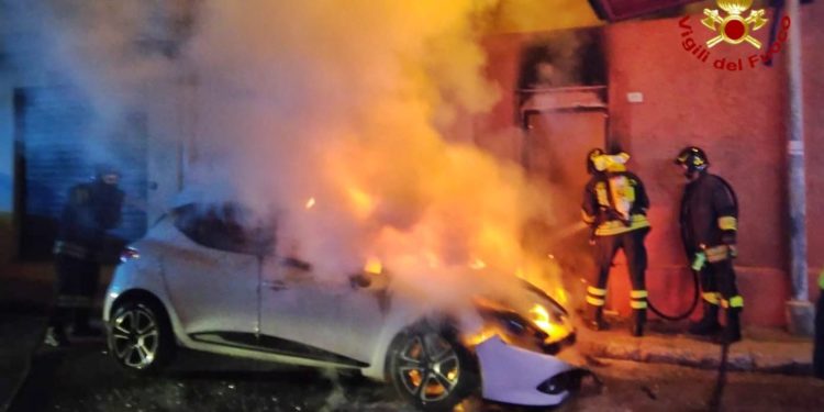 Incendio di un’auto parcheggiata in via San Francesco, a Quartu. Sul posto i vigili del fuoco e gli uomini della Scientifica della Questura