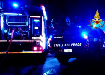 Incendio di un’auto parcheggiata in via San Francesco, a Quartu. Sul posto i vigili del fuoco e gli uomini della Scientifica della Questura