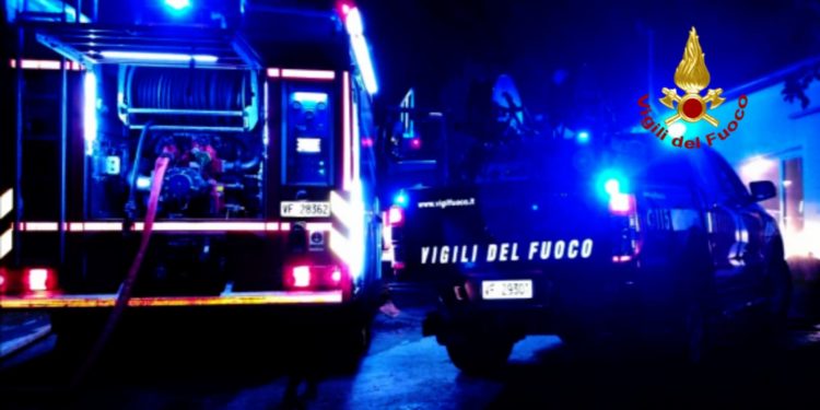 Incendio di un’auto parcheggiata in via San Francesco, a Quartu. Sul posto i vigili del fuoco e gli uomini della Scientifica della Questura