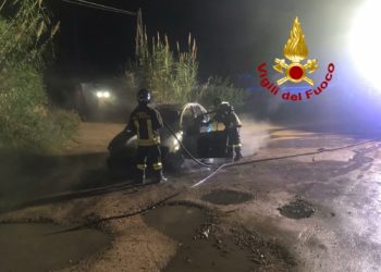 La Maddalena: a fuoco un’autovettura, intervengono i vigili del fuoco