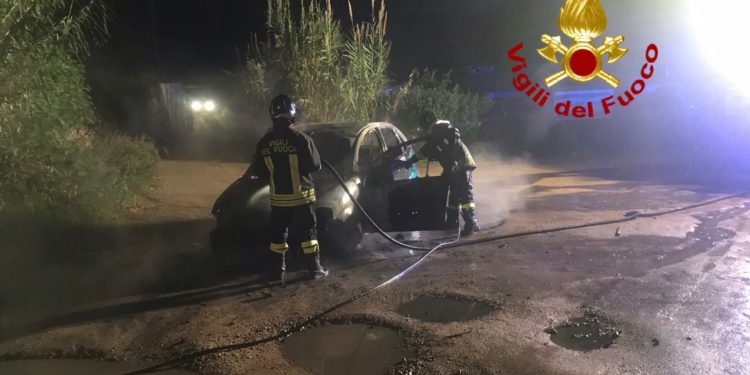 La Maddalena: a fuoco un’autovettura, intervengono i vigili del fuoco