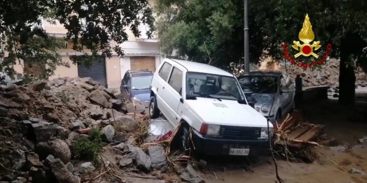 L’alluvione a Bitti: proseguono gli interventi dei vigili del fuoco