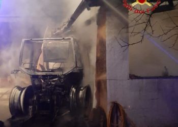 Siniscola: in fiamme un trattore, intervengono i vigili del fuoco