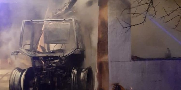 Siniscola: in fiamme un trattore, intervengono i vigili del fuoco