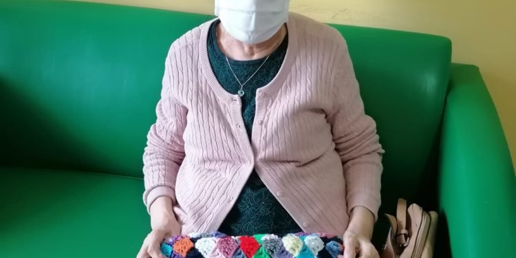 Sassari: dal gruppo Facebook “Le nostre mani scaldano i bimbi” 95 copertine di lana per gli ospiti di Casa Serena
