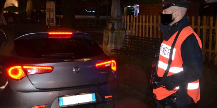 Sorpresi a fare autostop in piena notte sulla SS131, tre algerini sono stati fermati dai carabinieri, uno è stato arrestato per resistenza e violenza a pubblico ufficiale