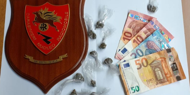 I carabinieri di Cagliari hanno arrestato un 22enne del Gambia per detenzione ai fini di spaccio e spaccio di sostanze stupefacenti