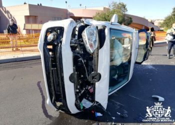 Pirri: perde il controllo della sua auto e va a sbattere contro una Fiat e un palo della luce, illeso