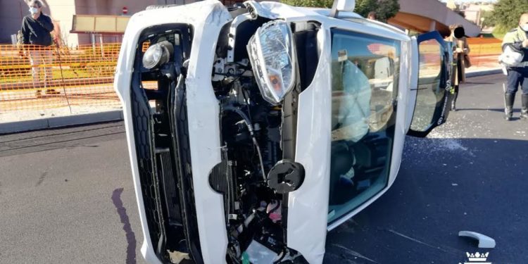 Pirri: perde il controllo della sua auto e va a sbattere contro una Fiat e un palo della luce, illeso