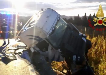 Quartucciu: un camion esce fuori strada sulla strada statale 125, sul posto i vigili del fuoco