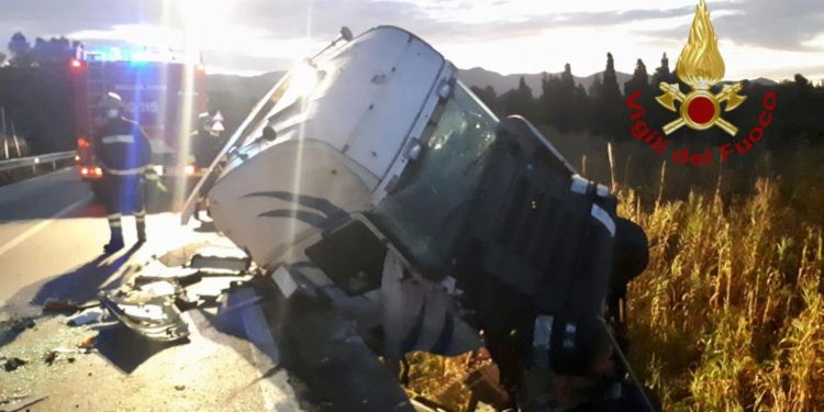 Quartucciu: un camion esce fuori strada sulla strada statale 125, sul posto i vigili del fuoco