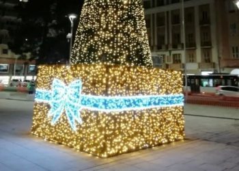 Cagliari: ritorna il grande albero di Natale in piazza Garibaldi