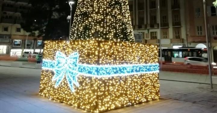 Cagliari: ritorna il grande albero di Natale in piazza Garibaldi