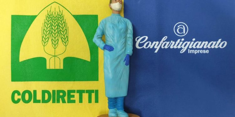 Confartigianato e Coldiretti di Cagliari doneranno all’arcivescovo Giuseppe Baturi la statuina dell’operatrice sanitaria anti-Covid, munita di mascherina